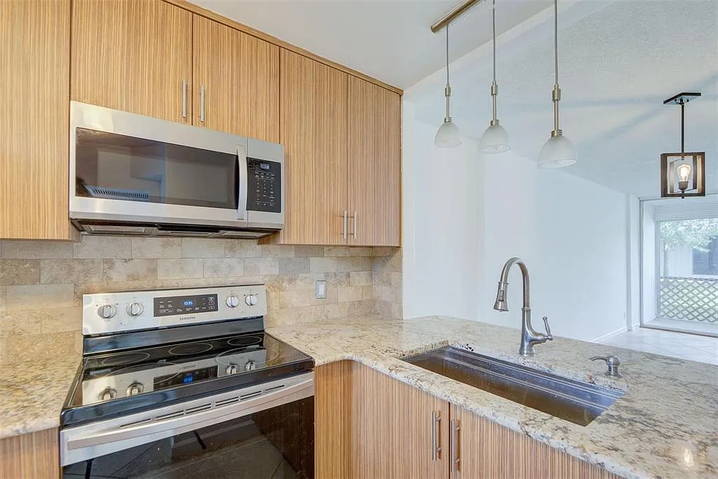2 bed, 2.0 bath, 975 sqft, $2,000 — Photo 3