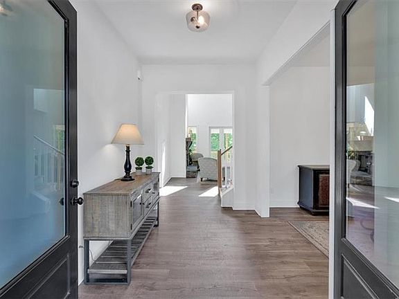 4th image of 8 Greencliff Way