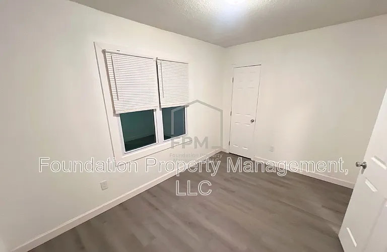 2773 Waverly Ave — Photo 8