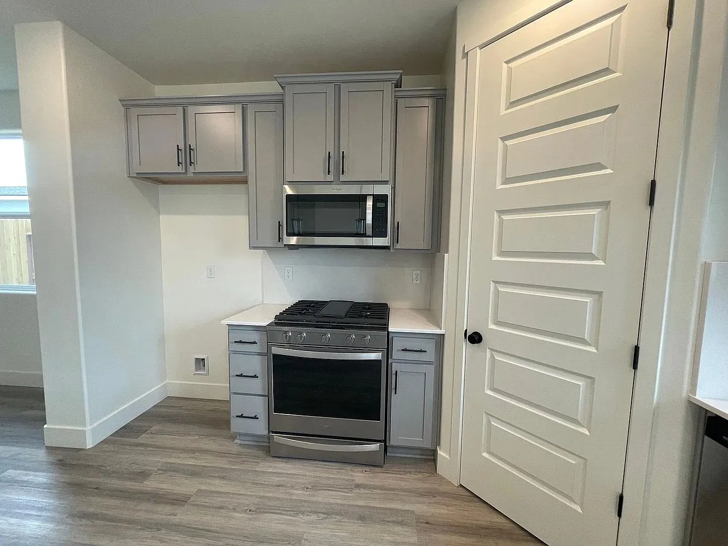 Modern 4-Bedroom Home in Prime Bakersfield Location — Photo 4