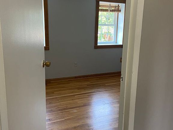 5th image of 640 Kingston Rd