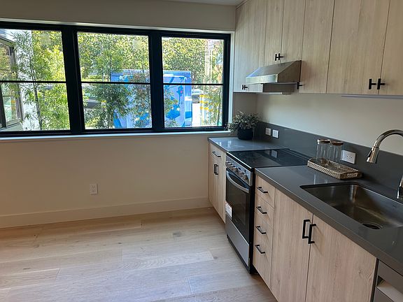 3rd image of 986 S Van Ness Ave #101