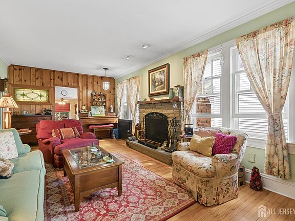 5th image of 49 Laurel Ave