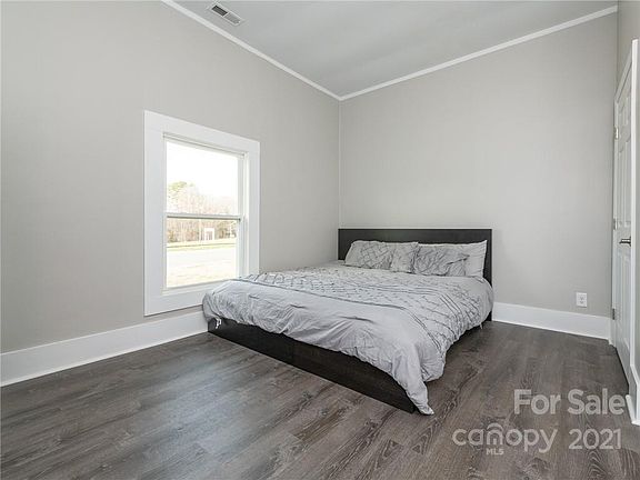 4th image of 500 Elm Ave