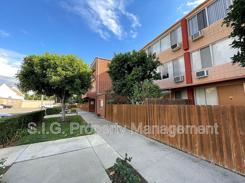 2nd image of 650 N Oakland Ave APT 112