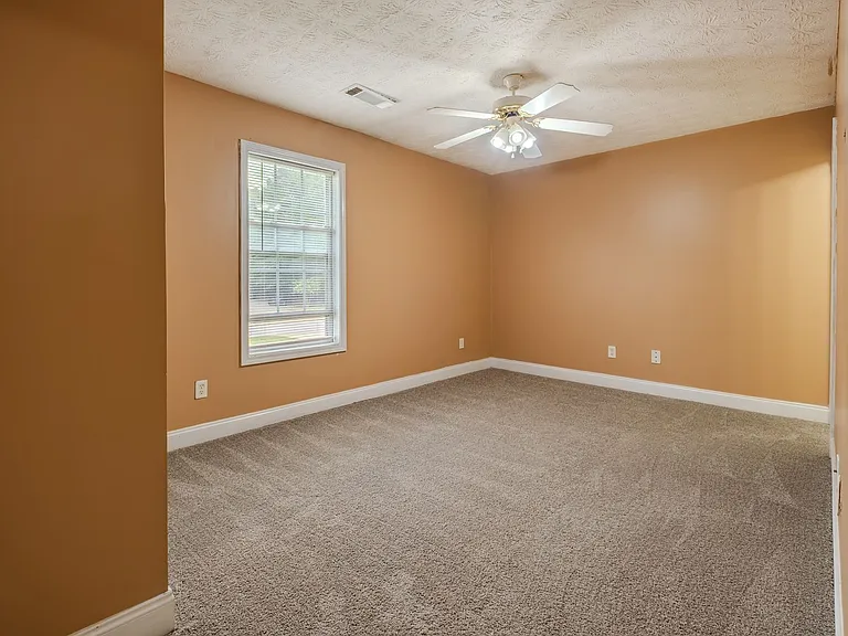 147 Westchester Cir — Photo 8