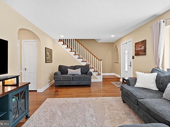5th image of 1564 Burmont Rd