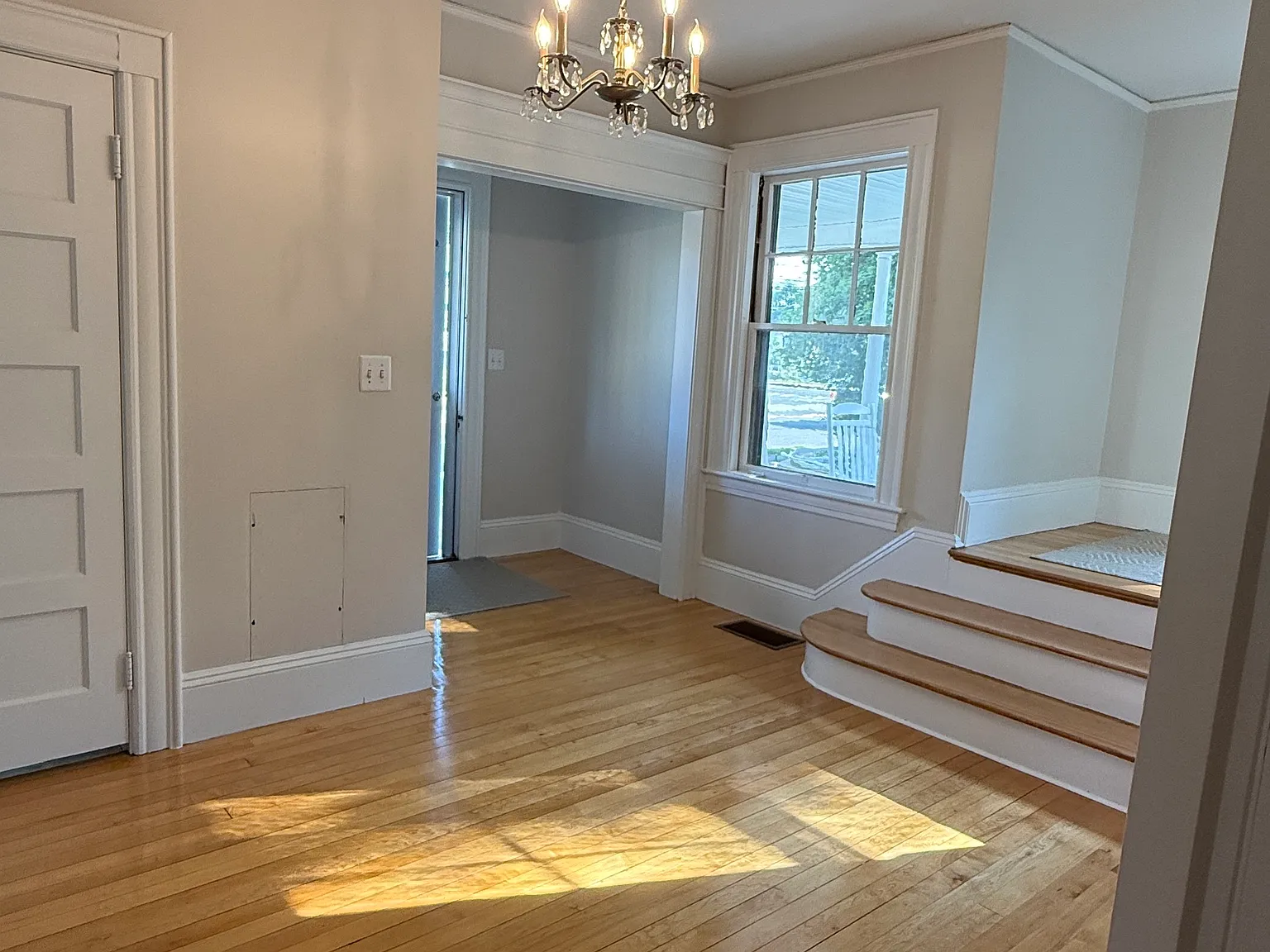 5 bed, 2700 sqft, $4,400 — Photo 2