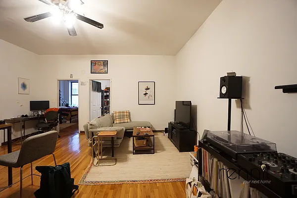 Rented by Rennit Inc. | media 9