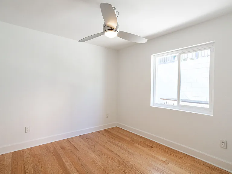 339 Isabel St — Photo 28