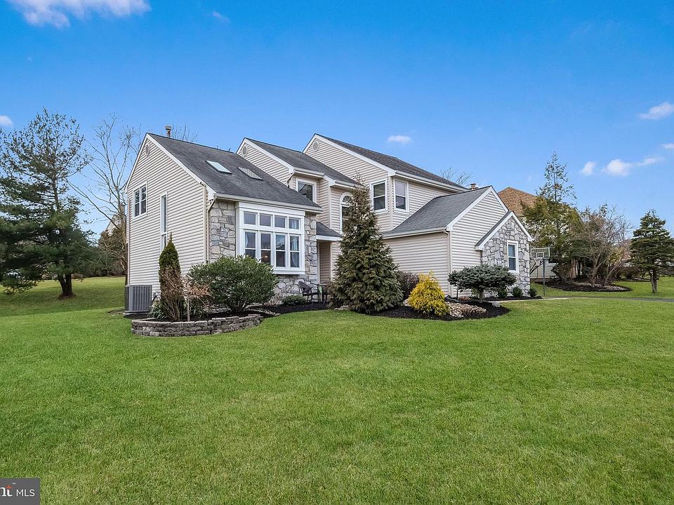 1st image of 52 Columbine Cir