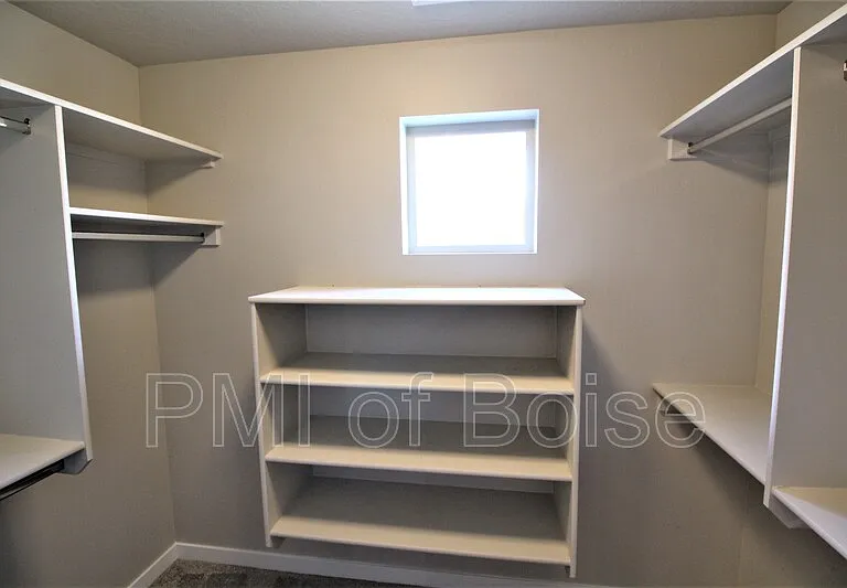 2080 S Hills Ave — Photo 16