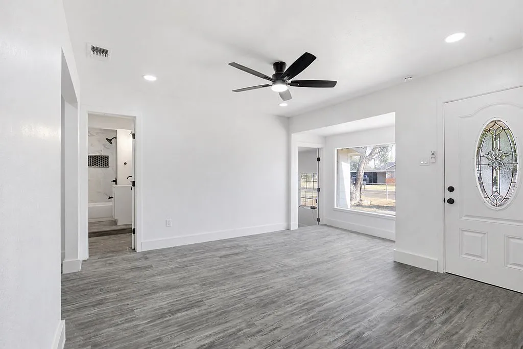 3 bed, 2.0 bath, 1300 sqft, $2,200 — Photo 4