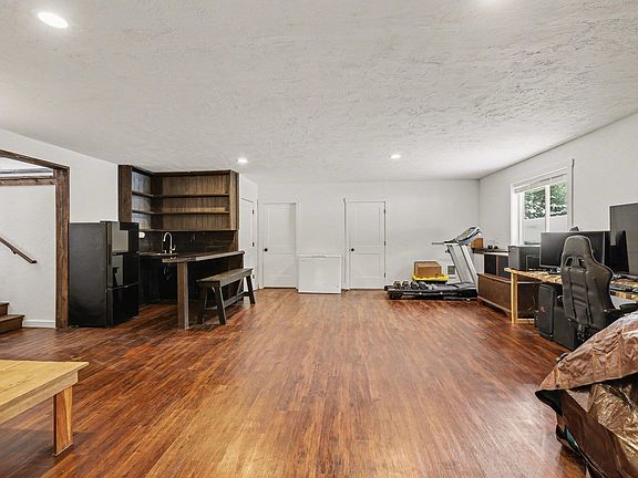 5th image of 9626 Springvale Rd