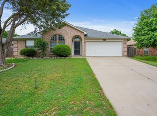820 Yellowstone Dr, Mansfield, TX 76063