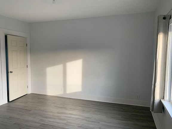 5th image of 2725 Cobden St