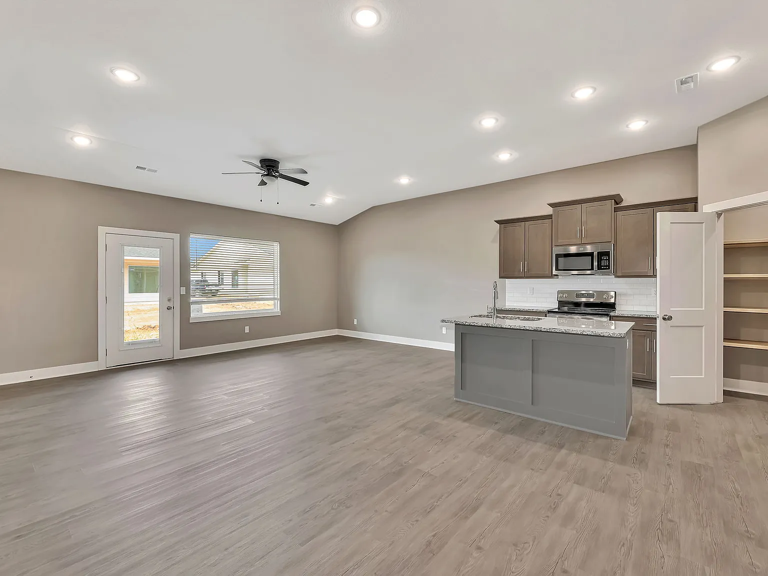 3 bed, 1465 sqft, $1,725 — Photo 4