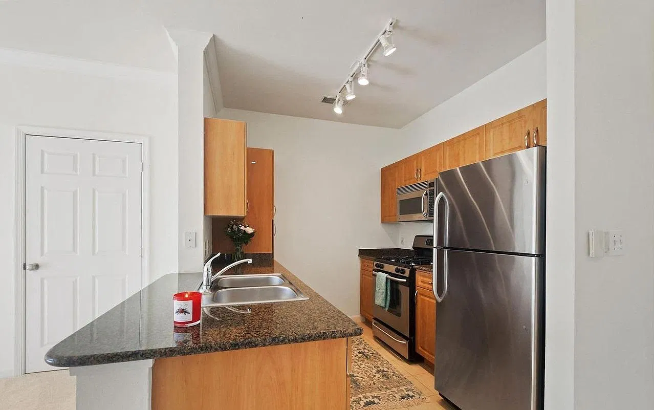 2 bed, 1031 sqft, $2,300 — Photo 1