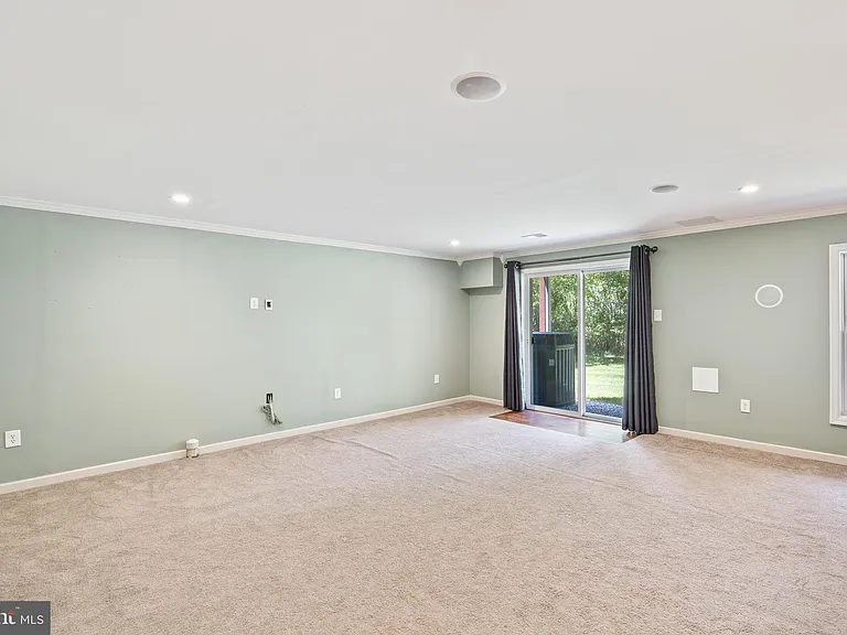 203 Princeton Cir — Photo 32