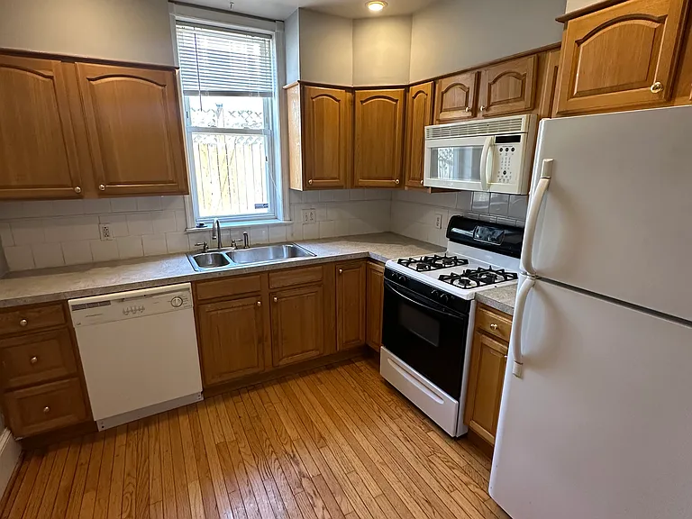 2205 Madison Sq — Photo 9