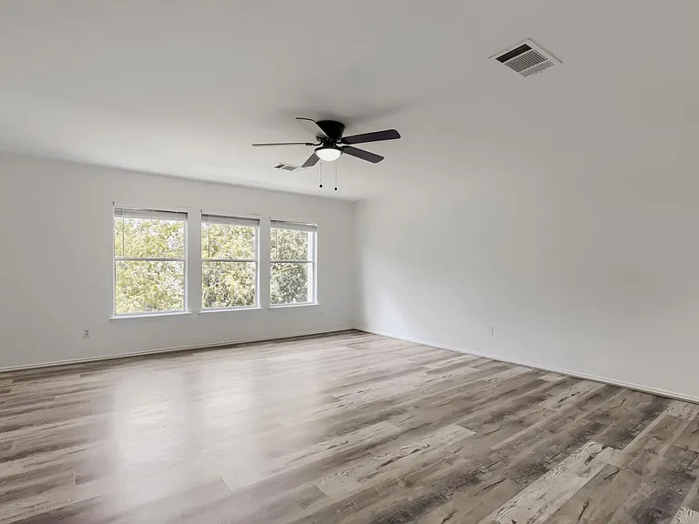 512 Woodford Dr — Photo 16