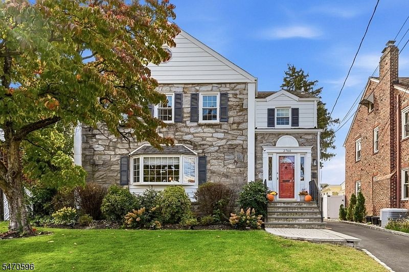 1st image of 2766 Larchmont Rd