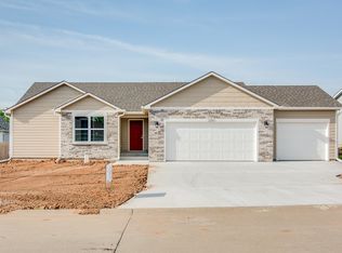 2207 Willow Creek Ln, Wamego, KS 66547