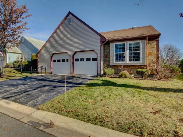 10 Patrick Henry Ct, Monroe Township, NJ 08831