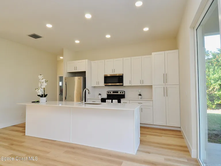 1043 Walden Blvd SE — Photo 11