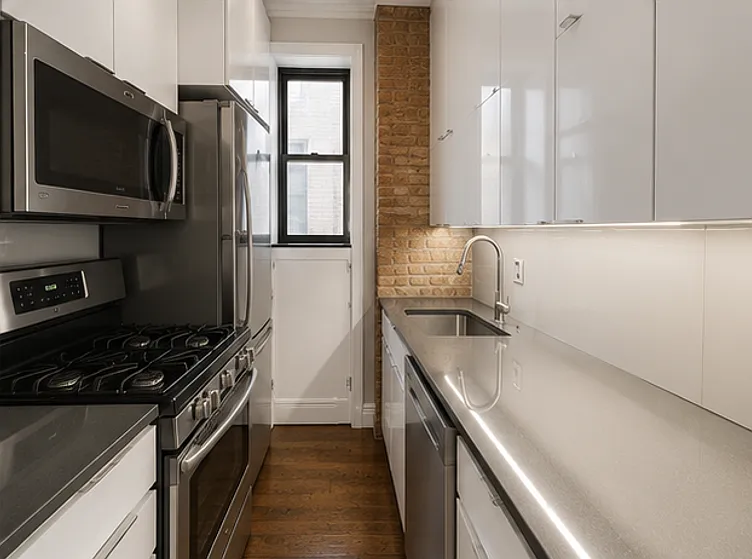 336 E 18th St #C2 — Photo 3