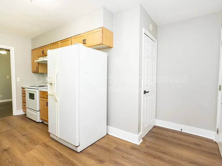 1127 Clermont Dr — Photo 7