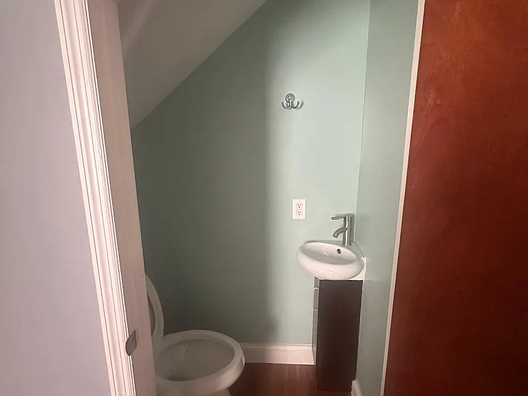 1063 Summit St — Photo 6