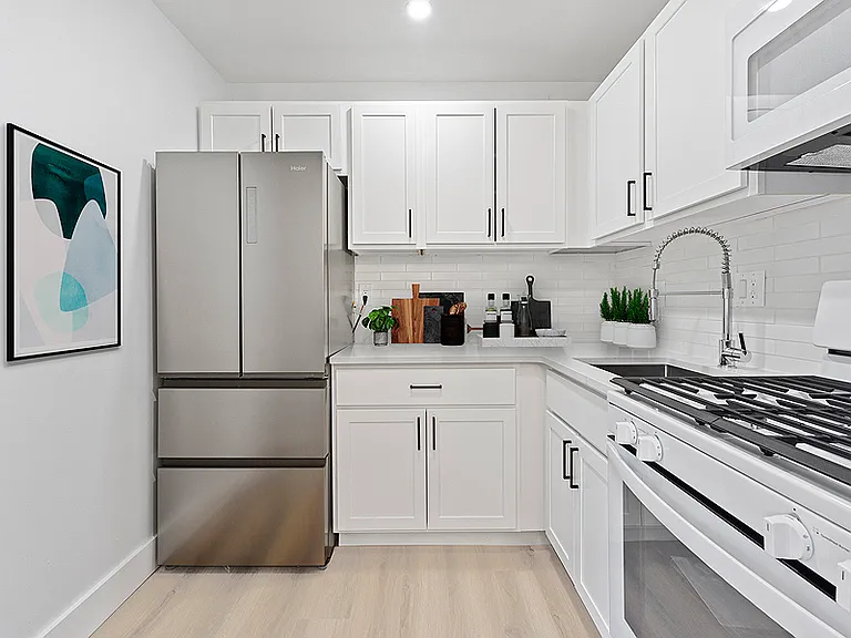 Colonial Village Apartments — Photo 1