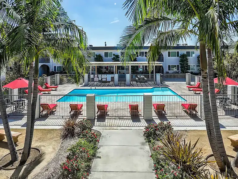 900 Side Pool