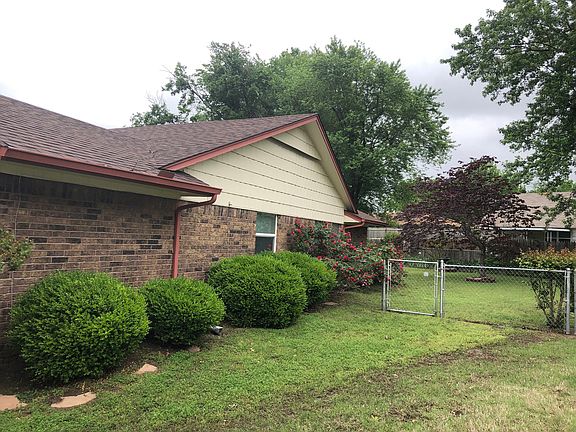 3rd image of 2211 S Hickory Pl