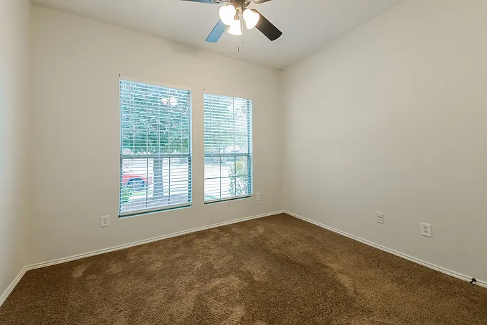 1096 Oakbrook St — Photo 13