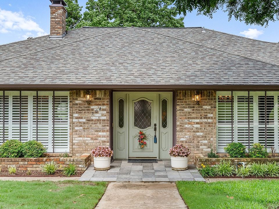 1st image of 704 Robin Dr