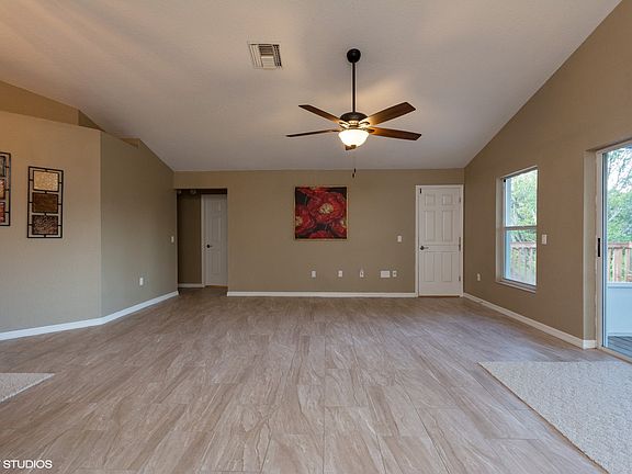 3rd image of 832 Parkwood Ave
