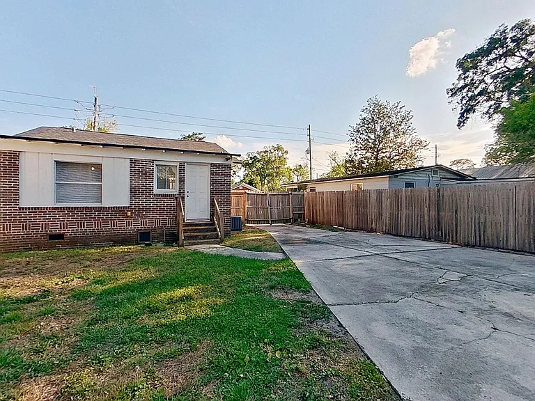 4633 Kingsbury St — Photo 13