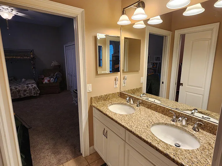Jack & Jill full bath connecting BR1 & BR2