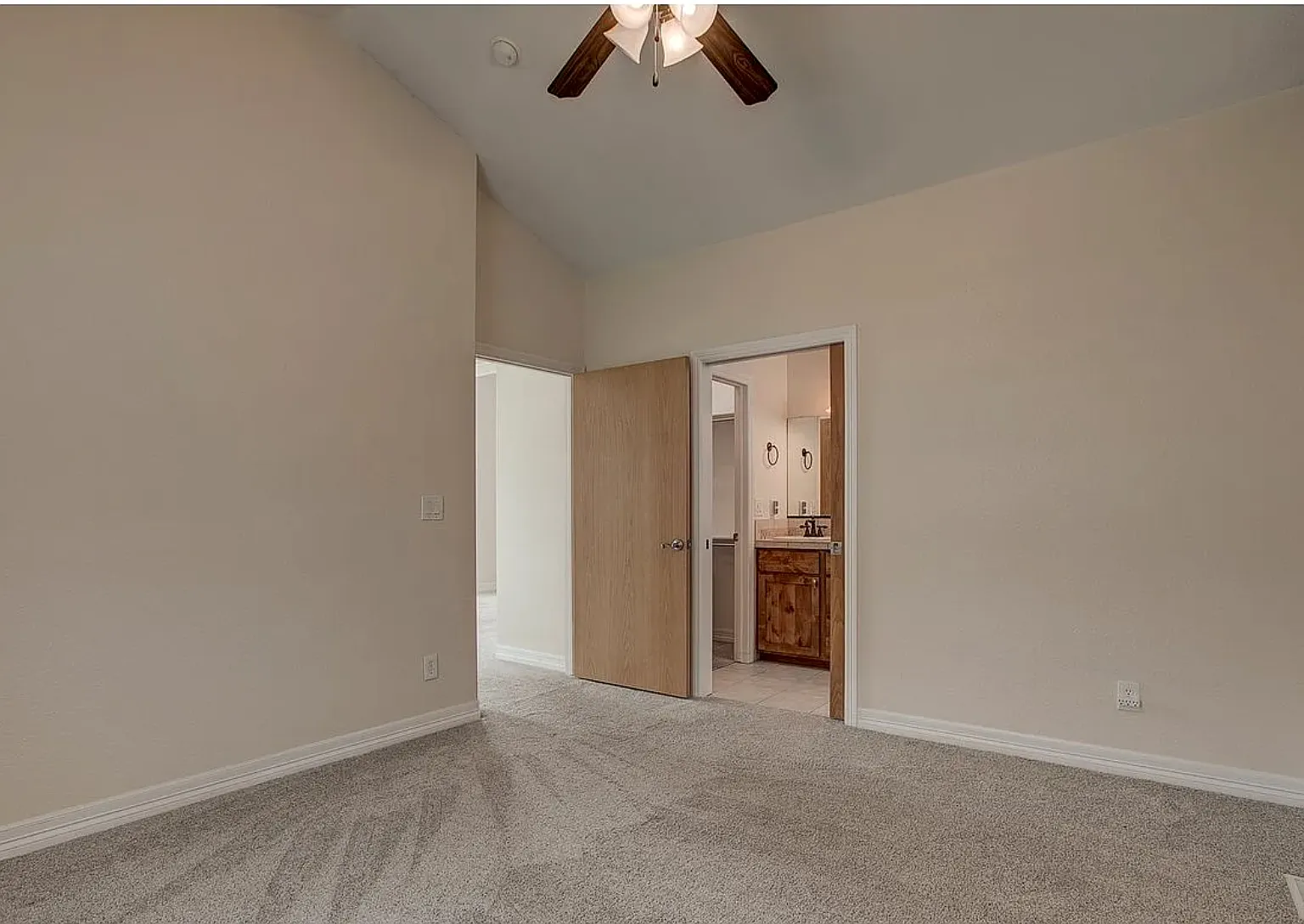 3 bed, 2554 sqft, $2,600 — Photo 2