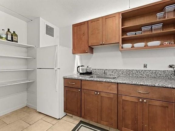 2nd image of 111 Kahului Beach Rd APT B112