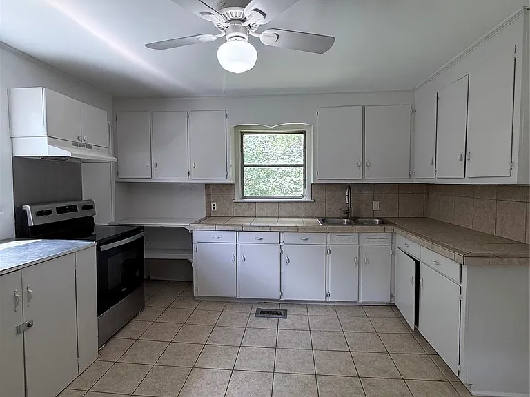 309 N Poplar St — Photo 2