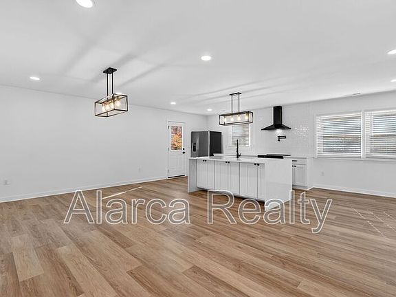 4th image of 301 Dollar Cir