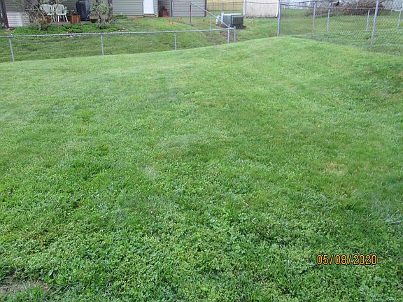 nice size back yard....not fenced in