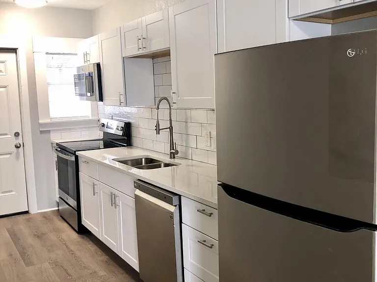 220 Milby St — Photo 2