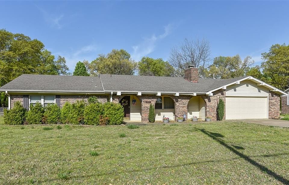2nd image of 1209 Carson Rd
