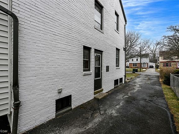 5th image of 3699 Bainbridge Rd
