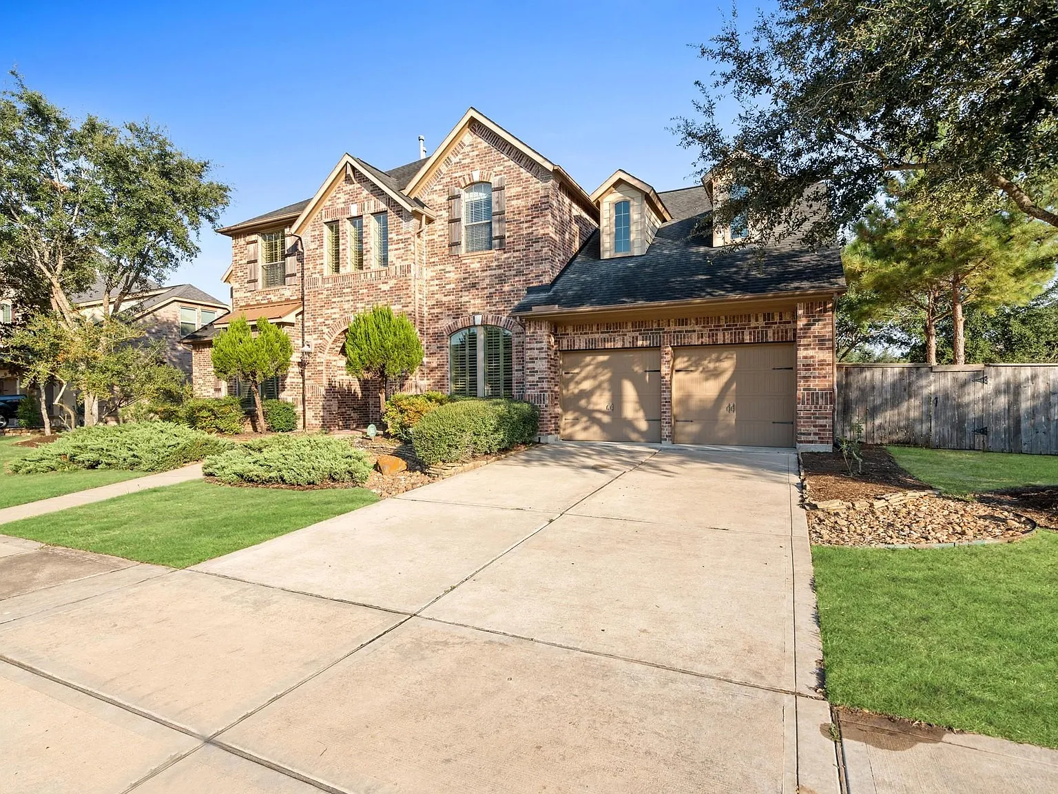 4 bed, 3.5 bath, 4034 sqft, $3,300 — Photo 2