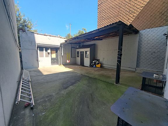 4th image of 193 Troutman St #1B